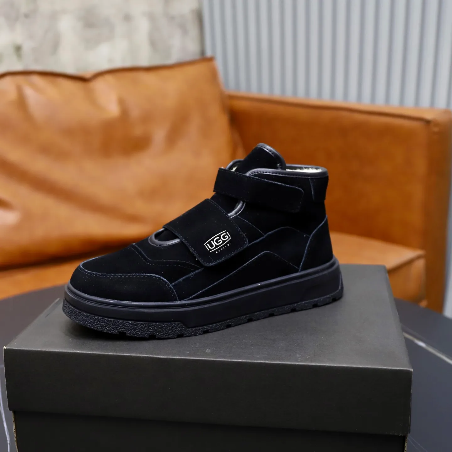 Ex-factory price: 600💰Thick wool imported from Australia Brand: UGG genuine purchase Size: 39-44 Grade: Official website 1:1 Material: First layer of genuine leather waterproof and antifreeze upper Real wool lining Original non-slip soft wear-resistant outsole Style category: Men's casual shoes Trendy style Comfortable on the feet Color: Official website color synchronization